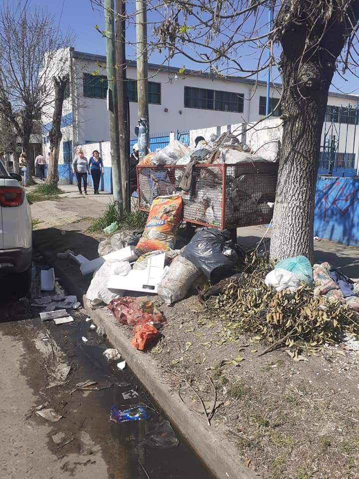 Barrio Dorrego: Vecinos reclaman por basura frente a la Escuela N°165 ...