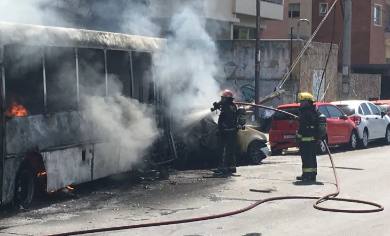 Se incendió un colectivo en Ramos Mejía - El Nacional de Matanza