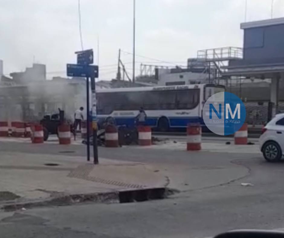 se-incendi-un-colectivo-de-la-empresa-almafuerte-en-el-metrob-s-el