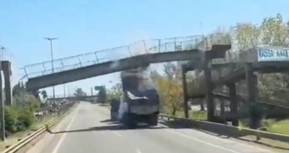 Un camión destrozó un puente peatonal en la Ruta 2 y generó caos - El ...