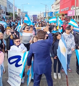 Fernando Espinoza encabezó un multitudinario desfile por el 9 de Julio ...